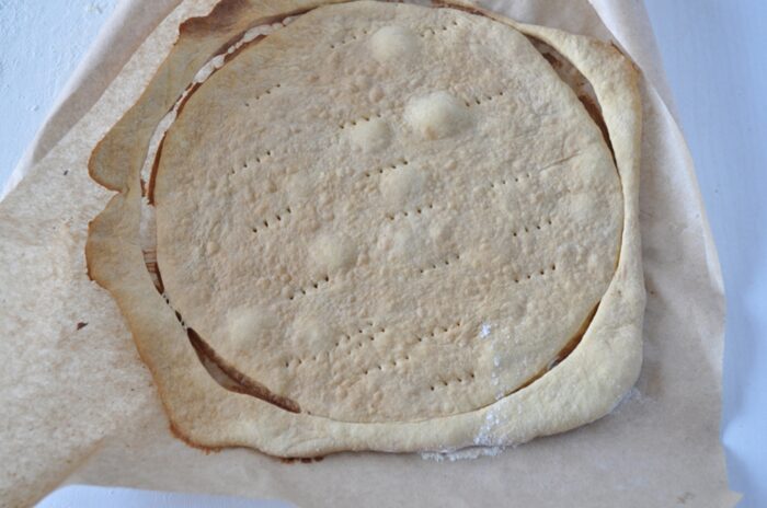 Puneti cercul de aluat in cuptor