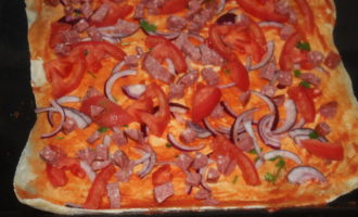 Peste pizza se toarnă amestecul de ou