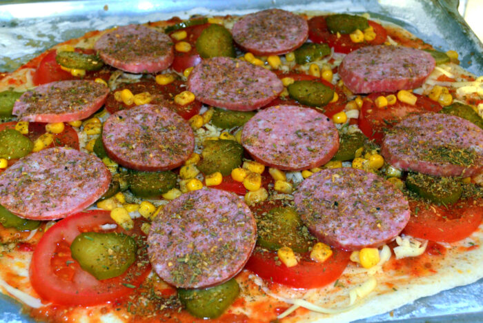Ultimul ingredient este salamul tăiat