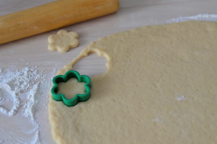 Formăm biscuiti folosind forme