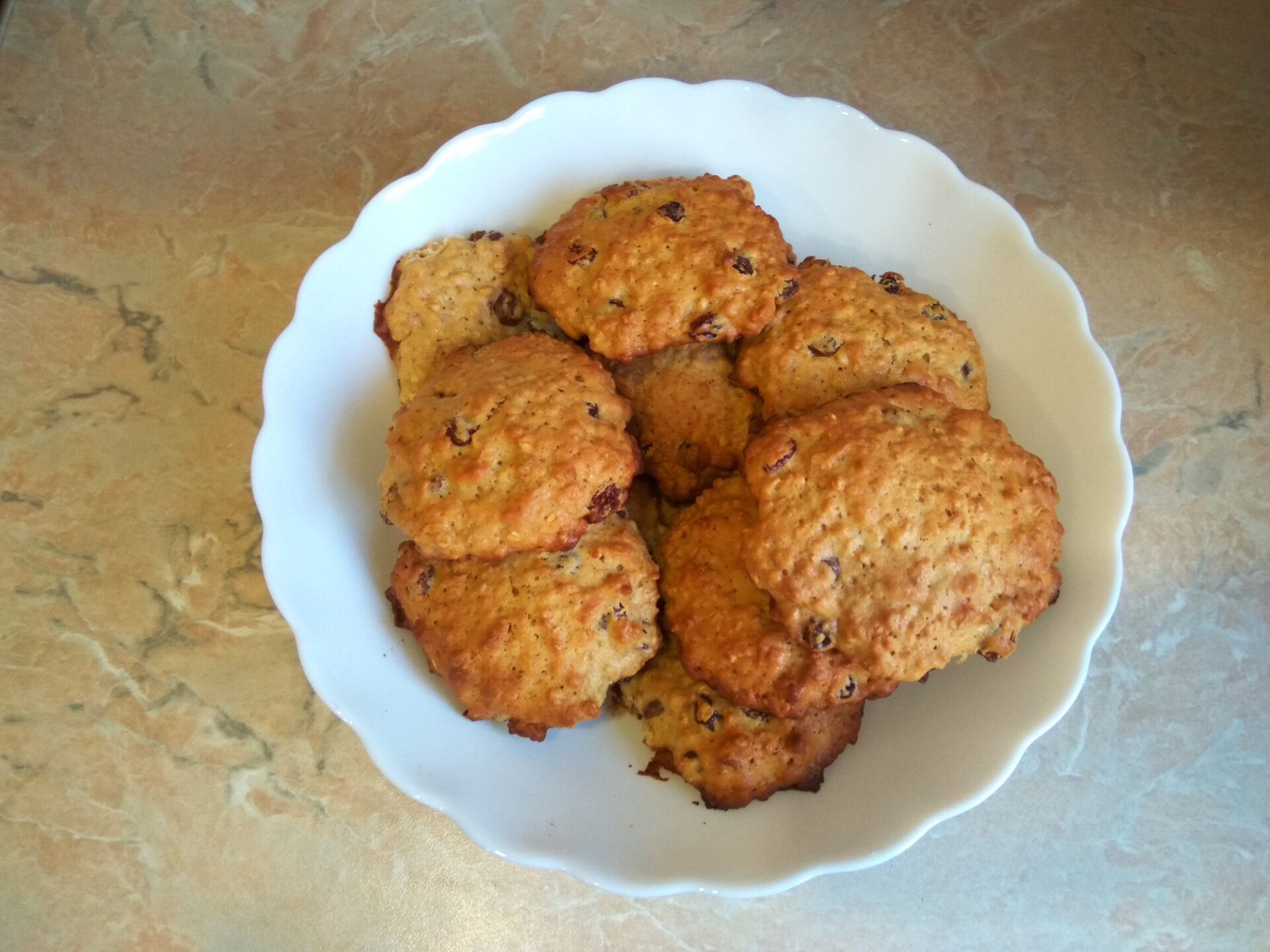 Biscuiti de casa cu fulgi de ovaz si stafide poza