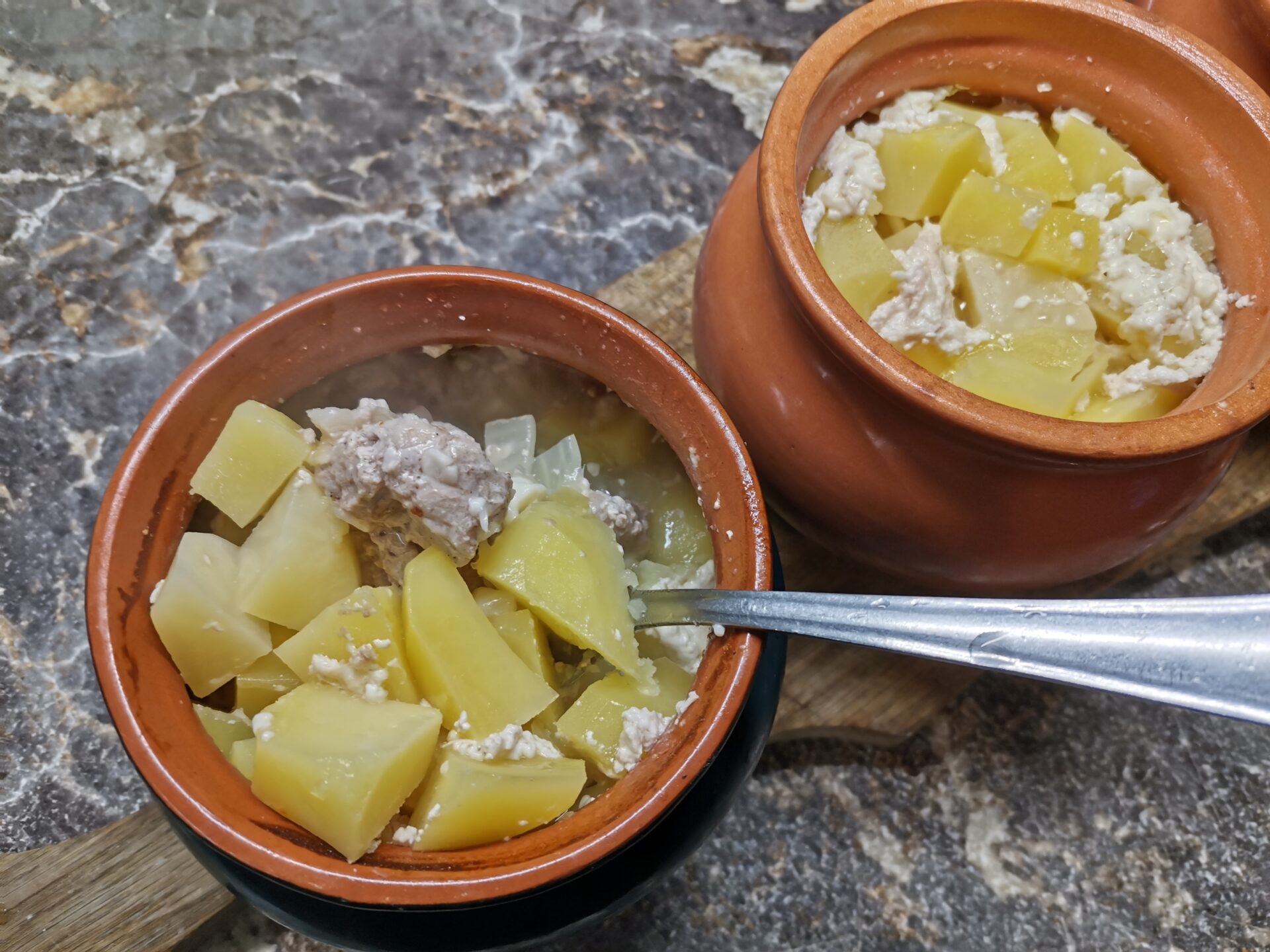 Cartofi cu carne de porc in oale