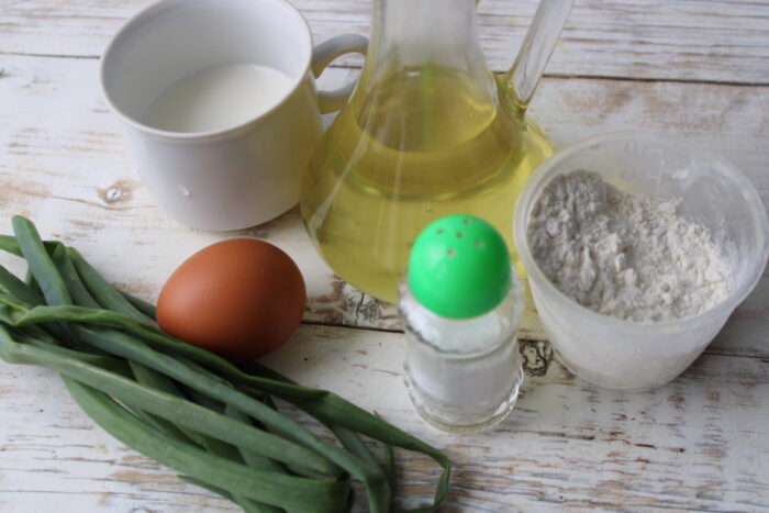 Să pregătim ingredientele pentru clătitele cu ceapă