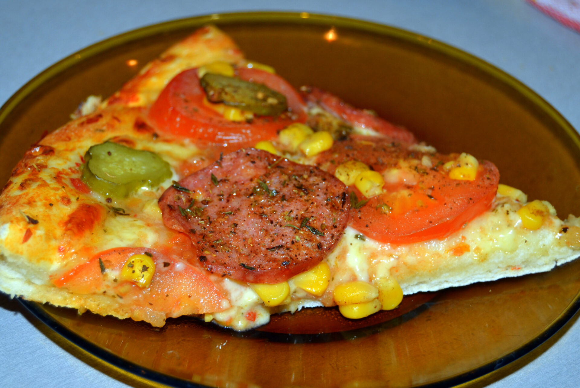 Pizza cu castraveti murati si salam