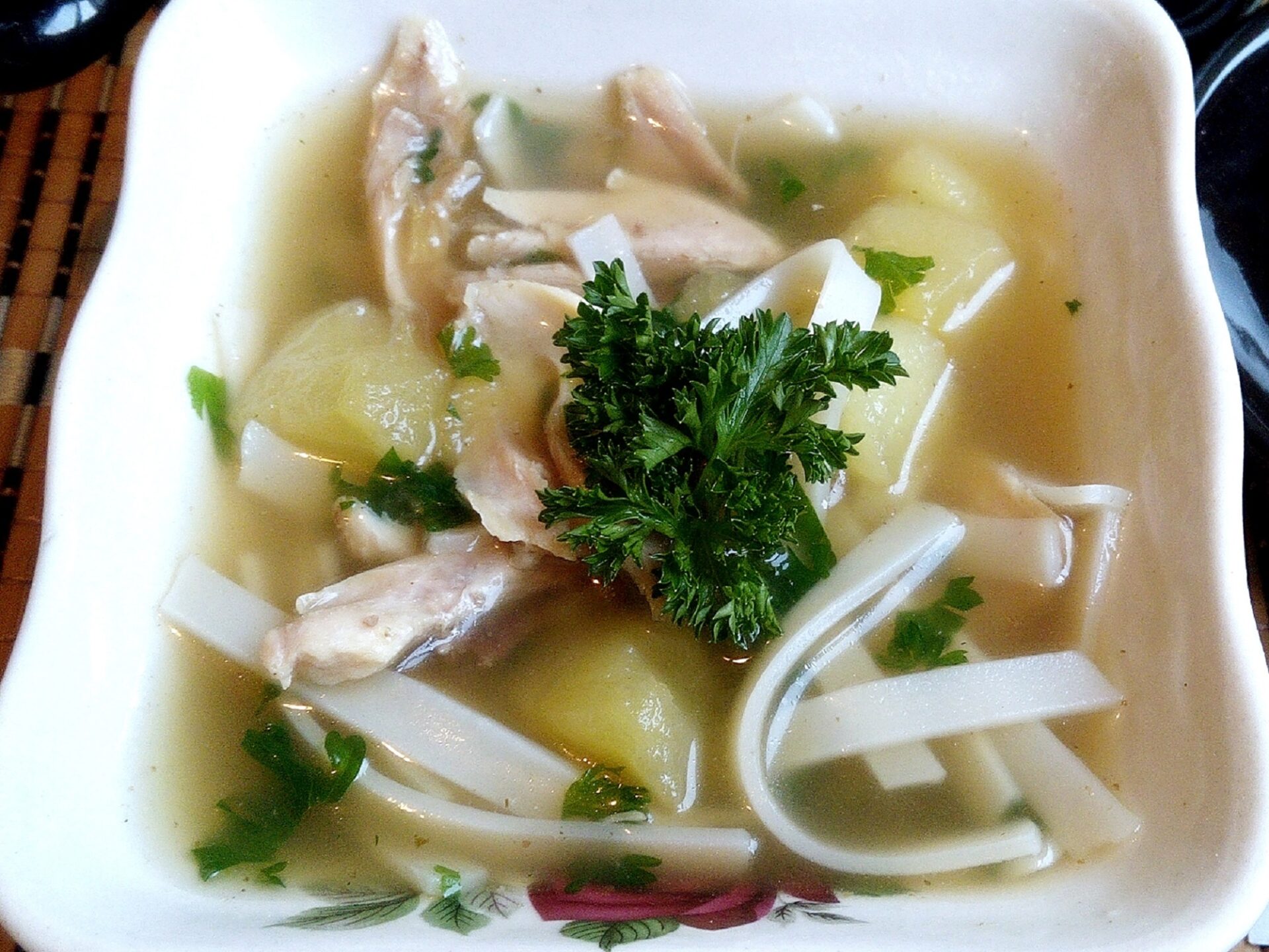 Supa chinezeasca cu taitei de orez
