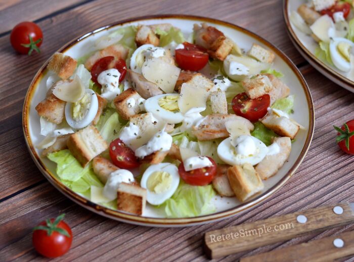 salata finisata se serveste pe un platou
