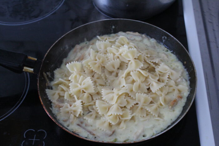 Adaugati pastele in tigaie