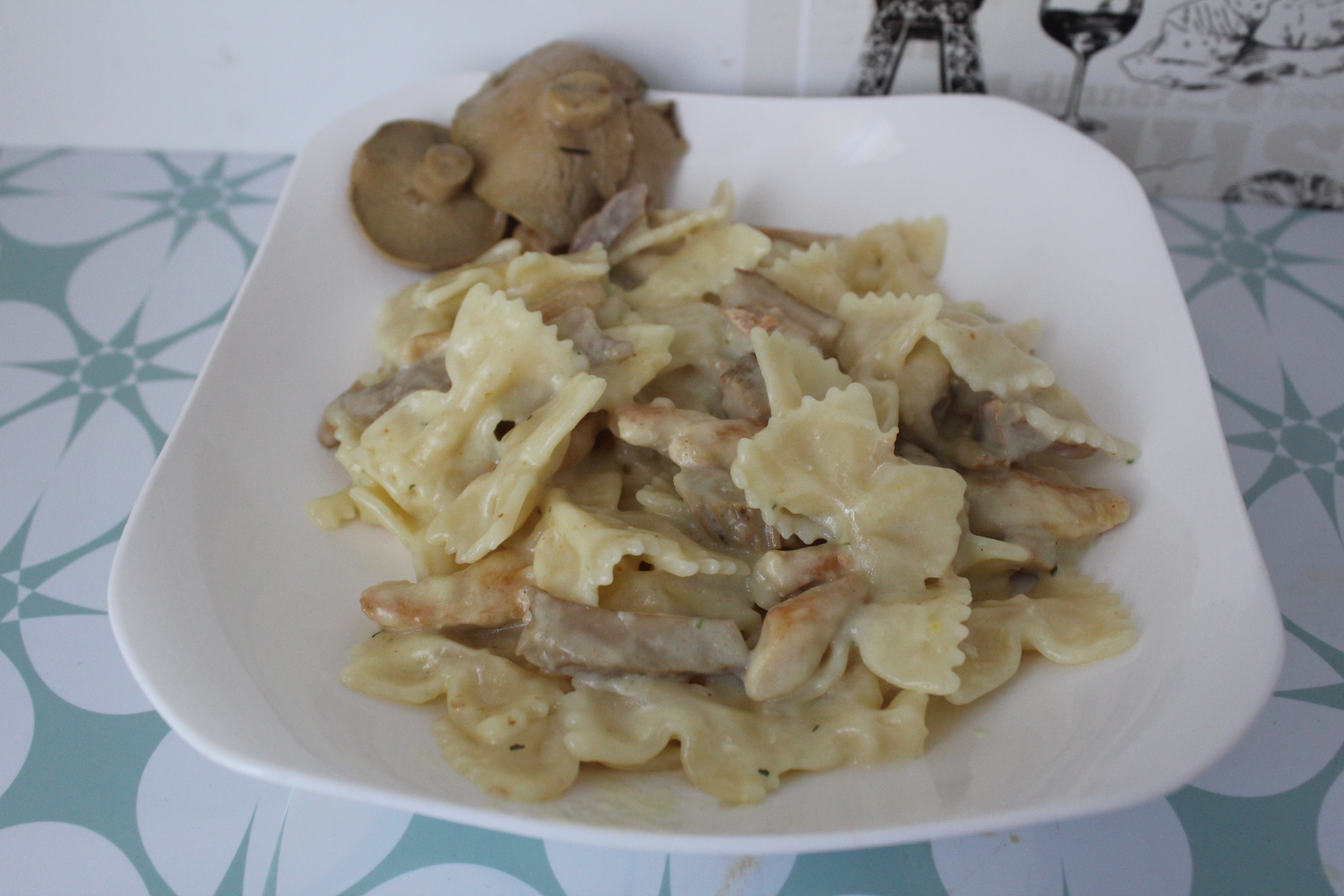 paste cremoase cu pui si ciuperci in farfurie alba