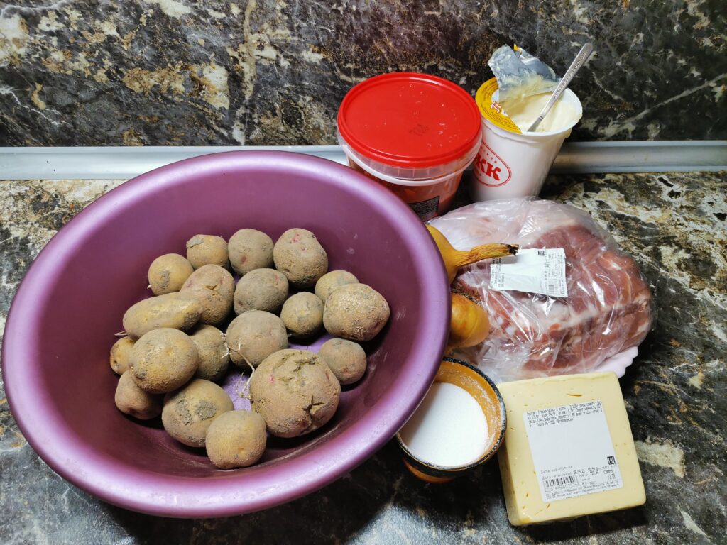 Cartofi cu carne in oala la cuptor