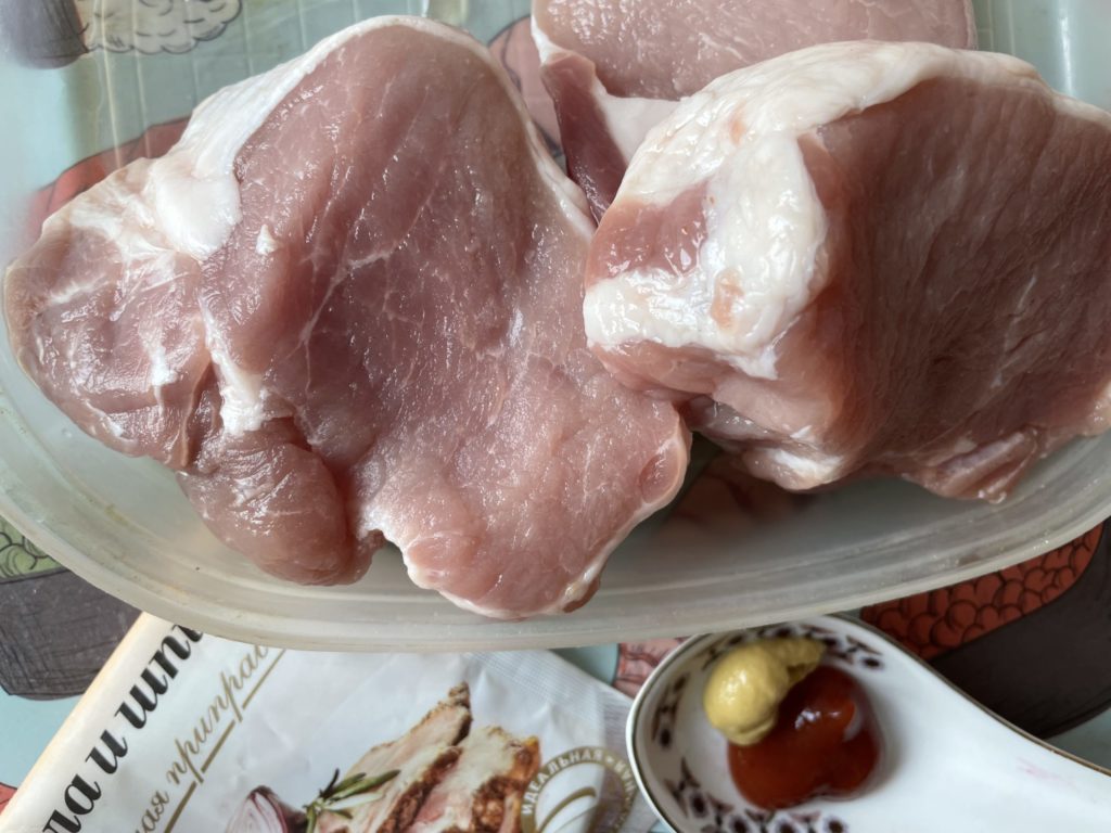 Carnea Cotlete de porc cu mustar si rosii