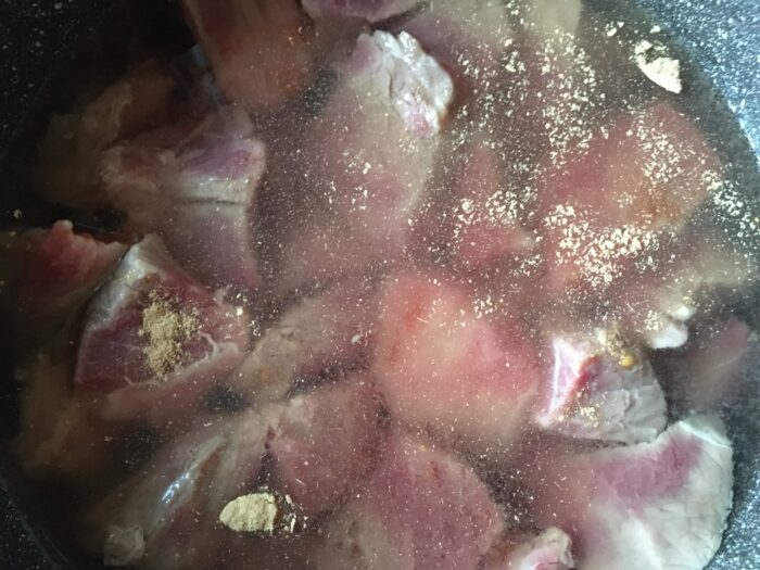 Se transferă carnea și se toarnă marinada