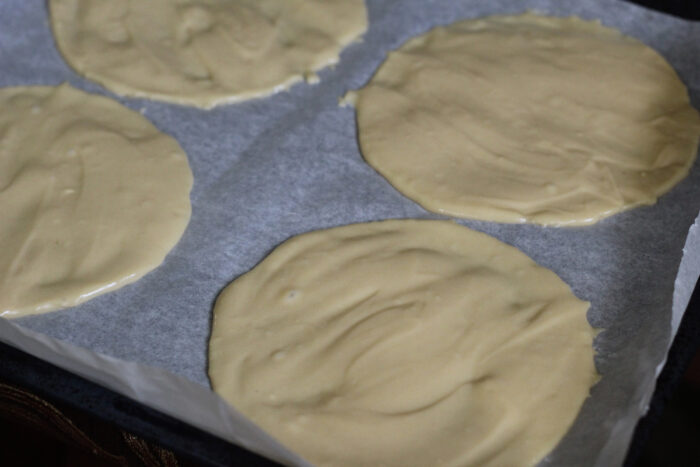 Folosind un inel de patiserie sau o parte a unei forme
