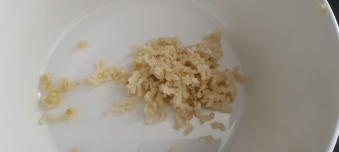 Tăiați usturoiul