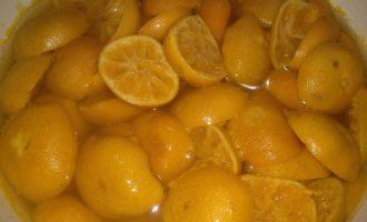 Se aduce dulceața de mandarine la fierbere