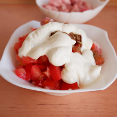 Amestecați carnea tocată, roșiile tocate