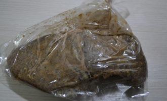 Puneti recipientul cu carnea de vită la frigider