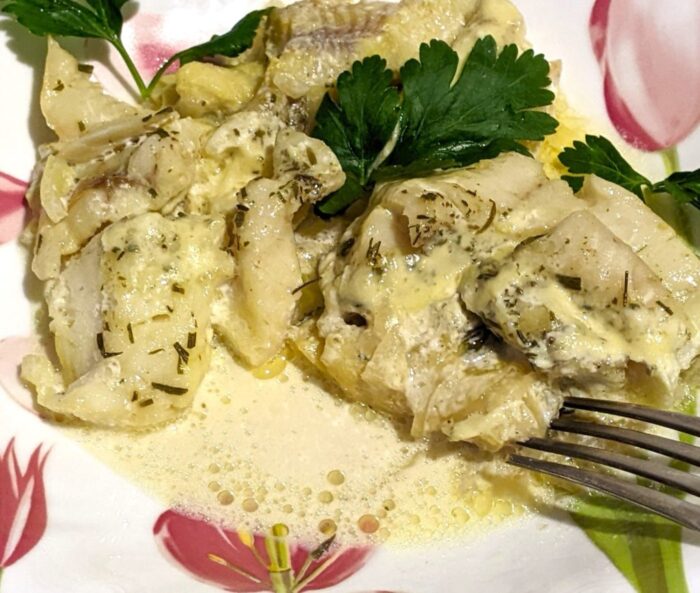 Se presară cu ierburi aromatice după preferință