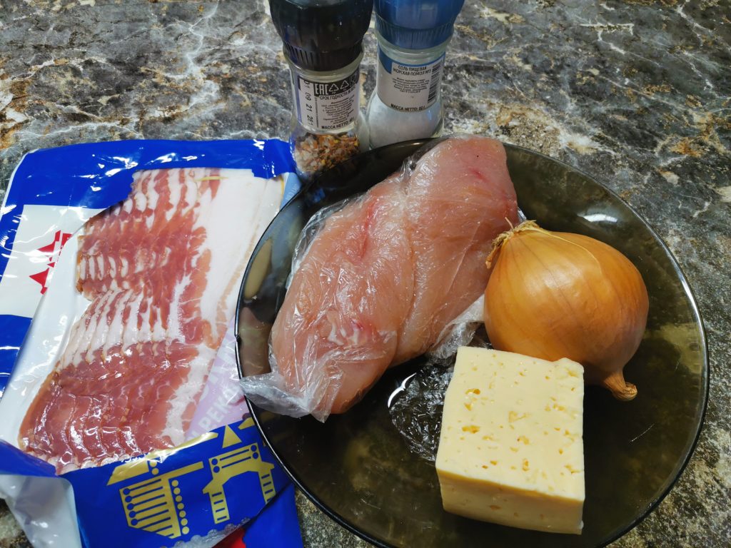 Rulada de pui cu bacon si cascaval