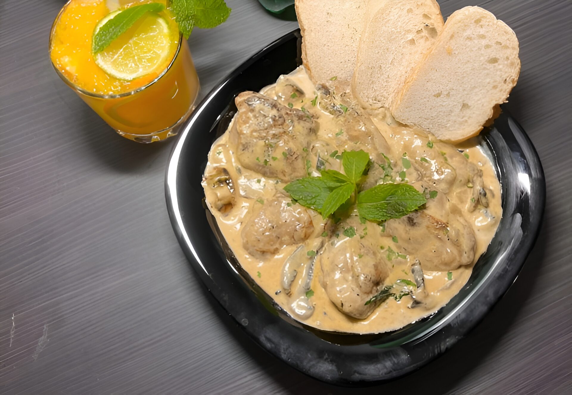 Pui cu ciuperci in crema stil frantuzesc poza