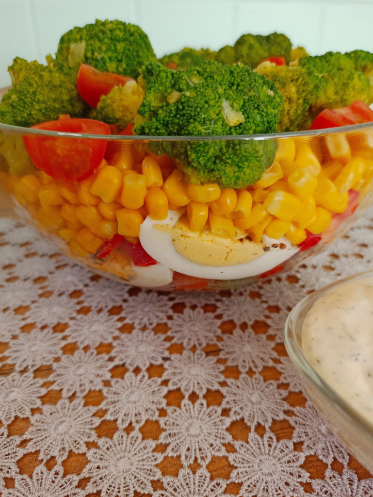 Salata cu broccoli si ou poza salata gata
