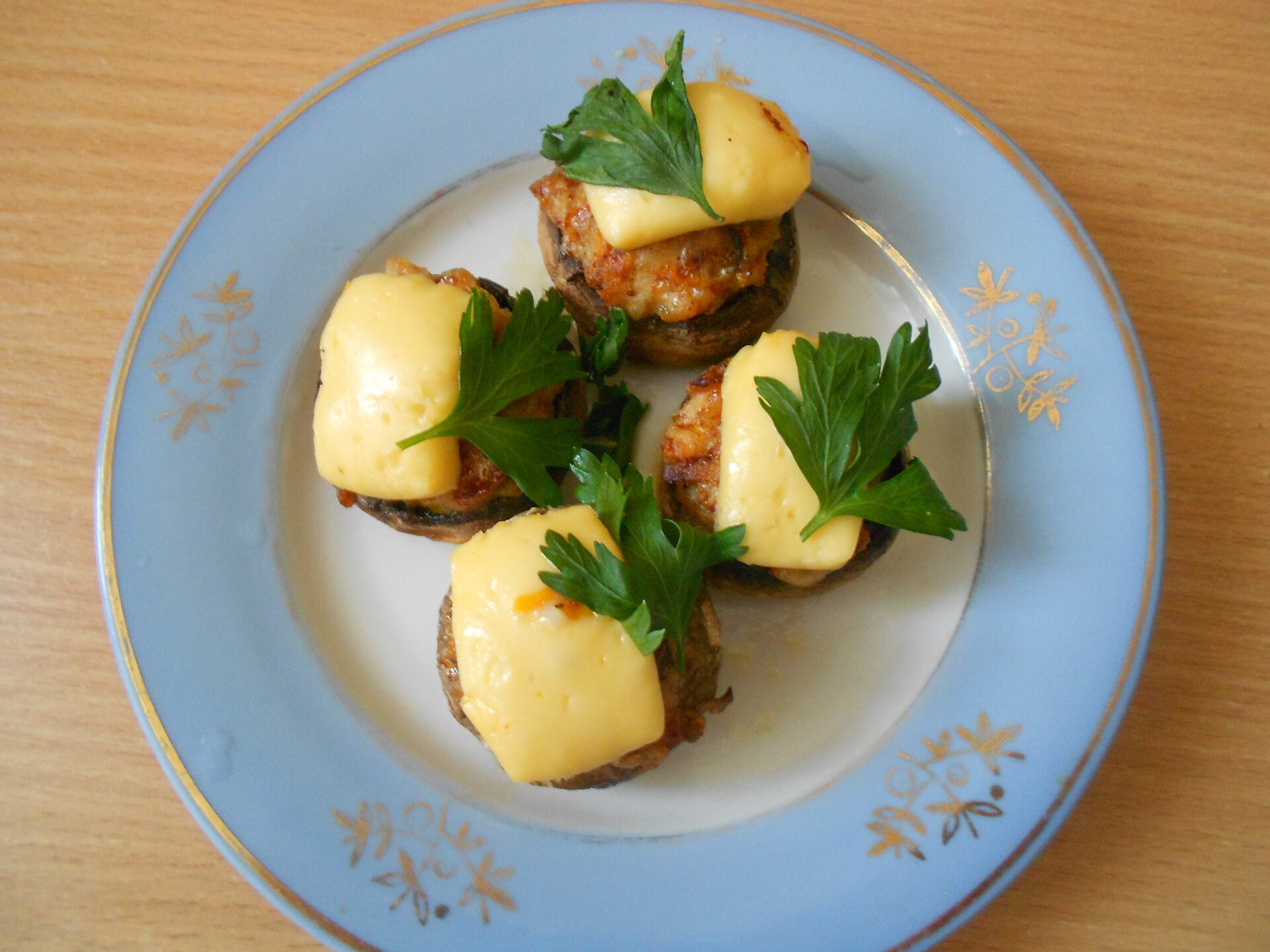 Ciuperci umplute cu carne tocata si cascaval la cuptor