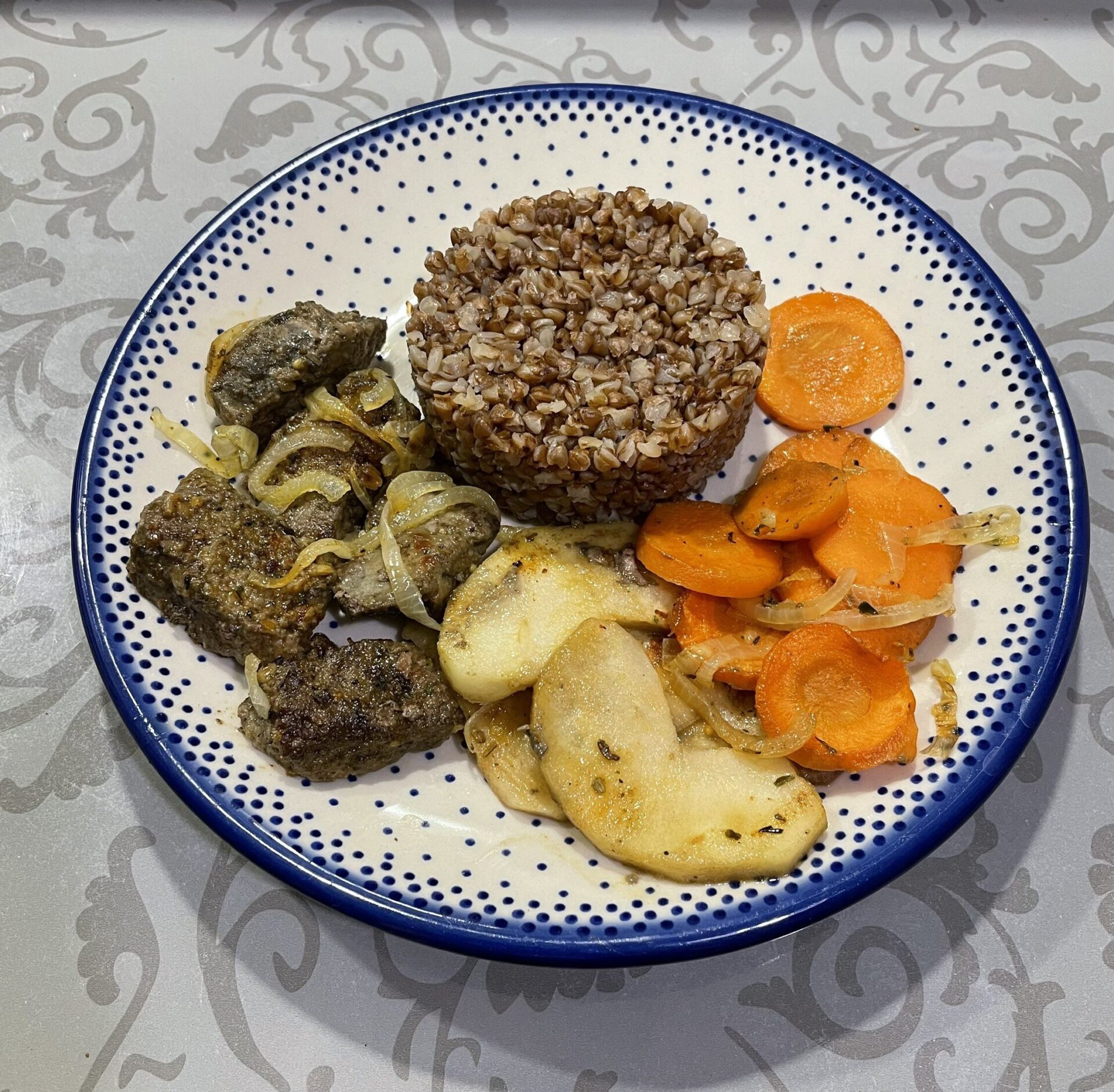 Ficat de vitel cu ceapa si mere