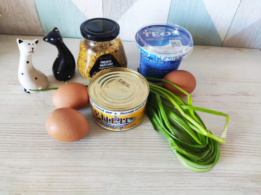 ingredientele necesare pentru salata cu ton