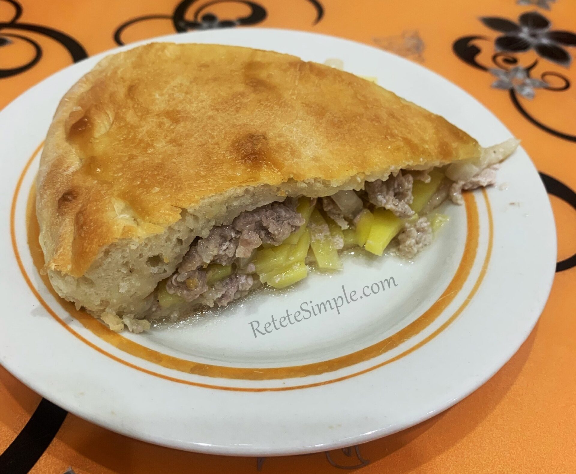 Plăcintă cu carne tocată și cartofi poza