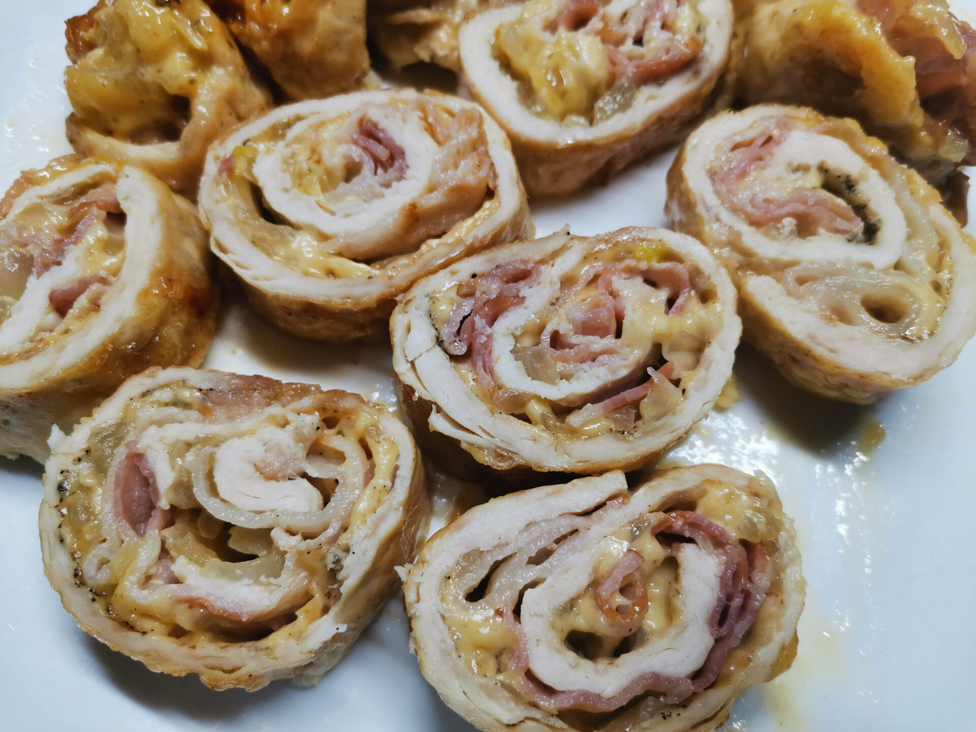 Rulada de pui cu bacon si cascaval poza