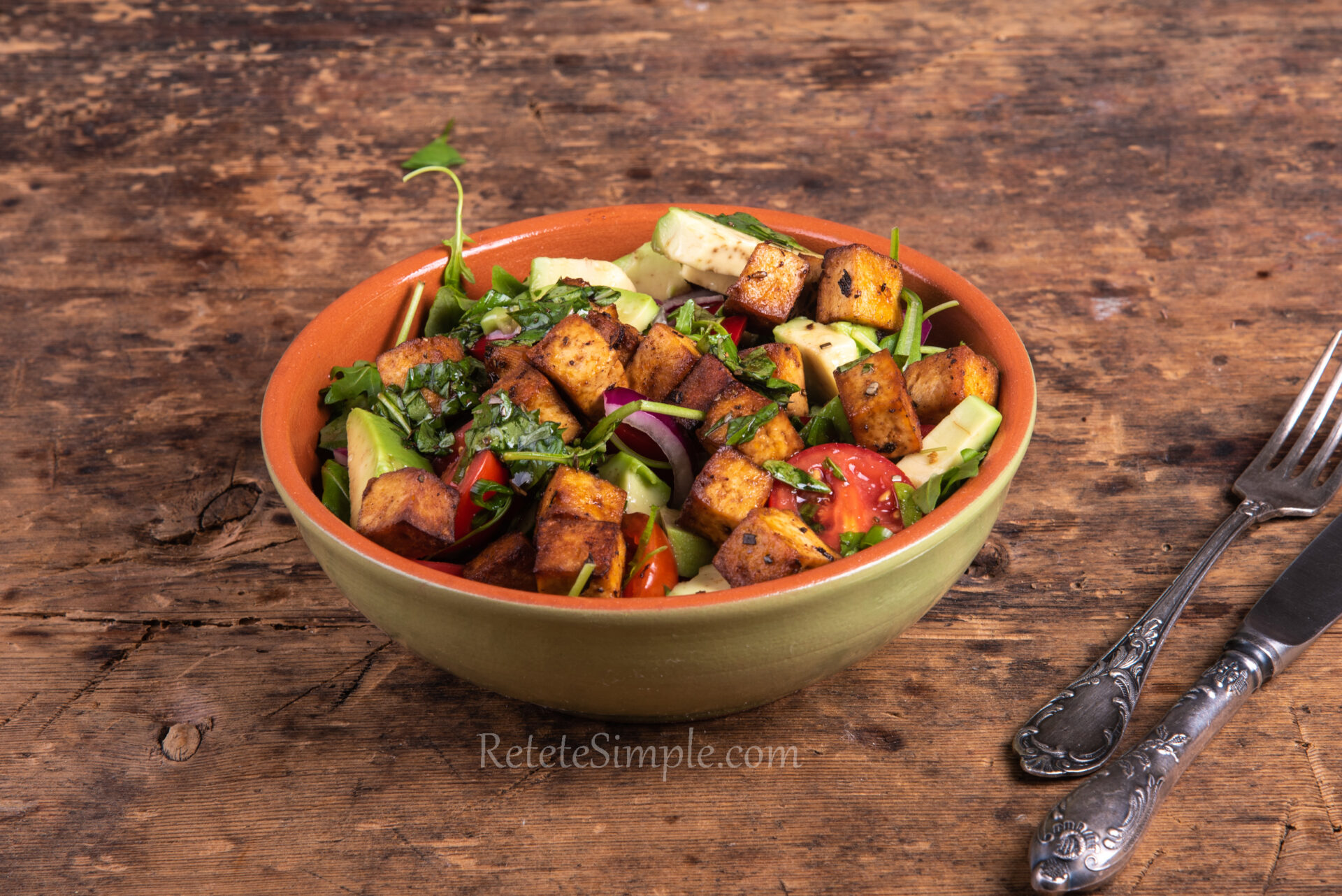 Salată cu tofu prăjit și avocado poza
