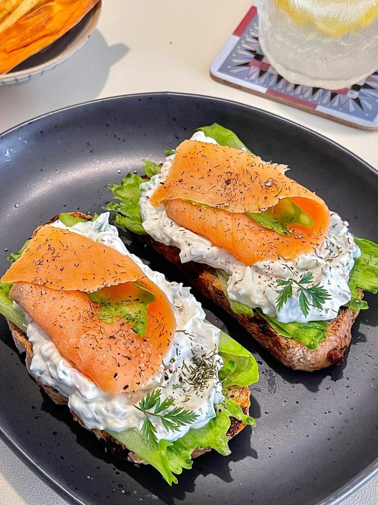 Sandwich cu somon si crema de branza