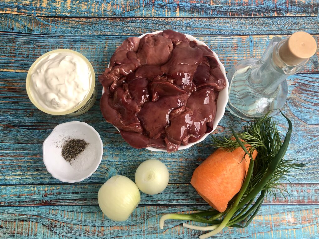 Tocana de ficat de pui cu smintina fara faina la tigaie poza ingredientilor