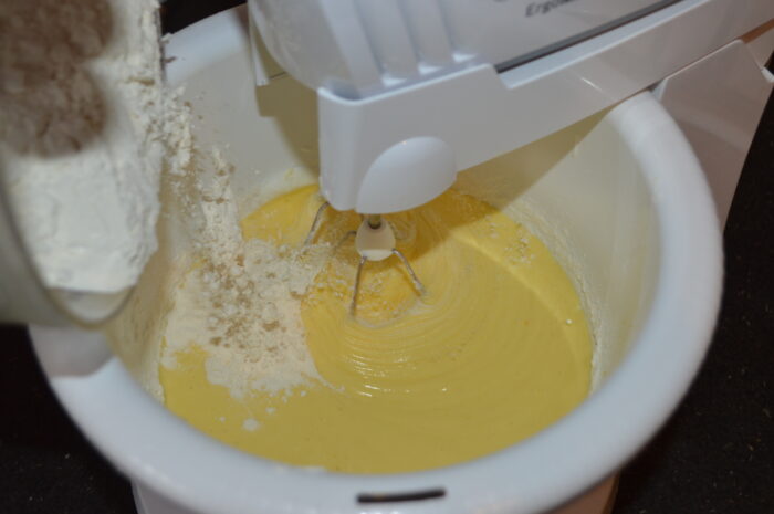 Faina se amesteca cu praful de copt