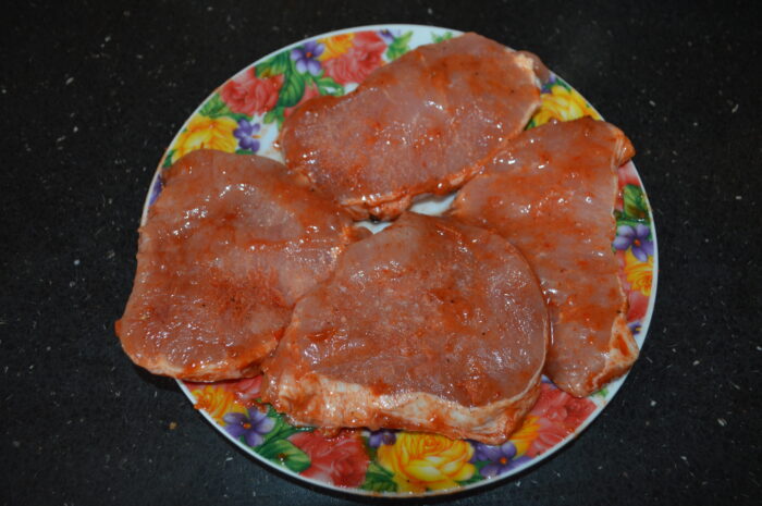 Cotletele de porc sunt cumparate deja in marinada