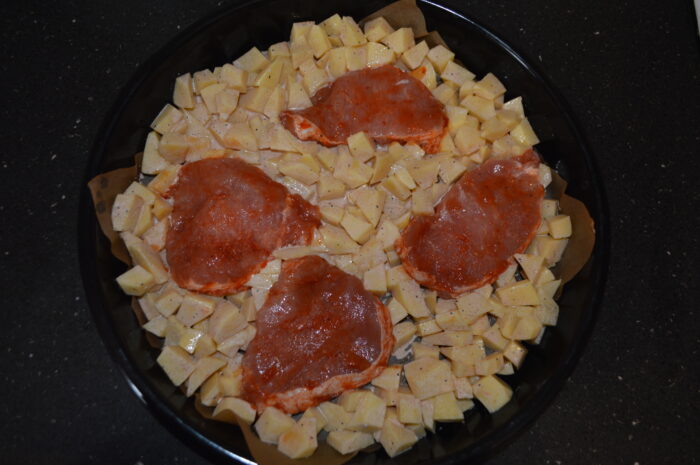 puneti cartofii si cotletele de porc