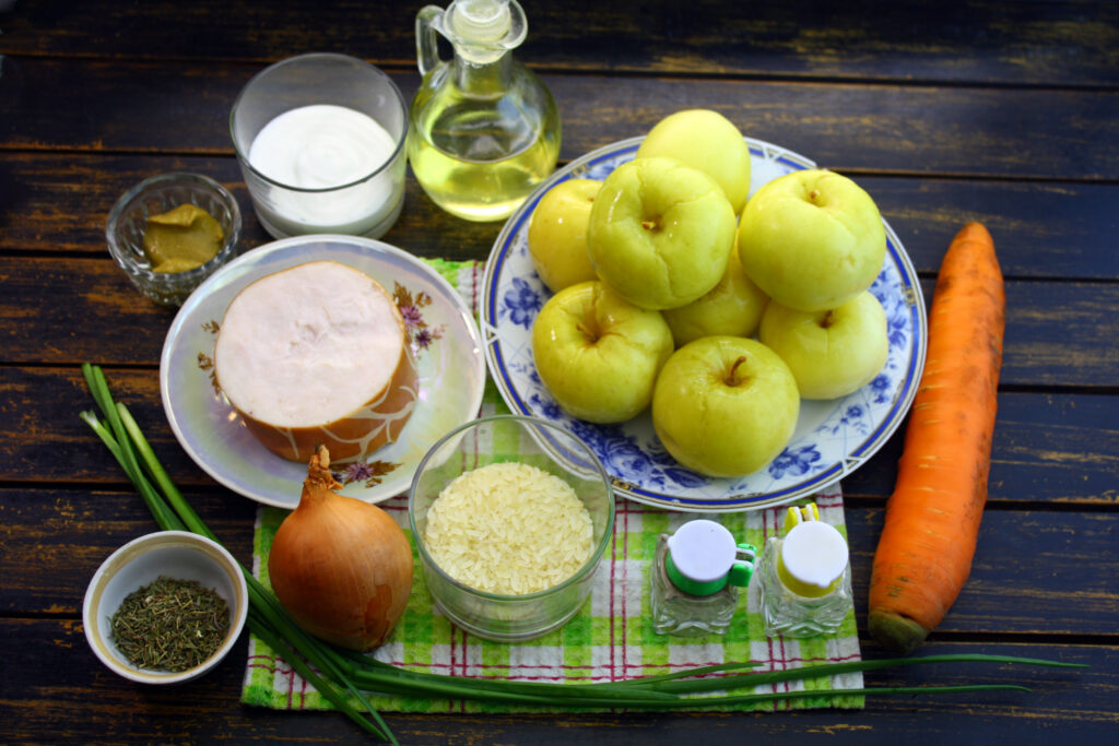 Mere murate umplute cu șuncă, orez și legume (morcovi și ceapă) poza ingrediente