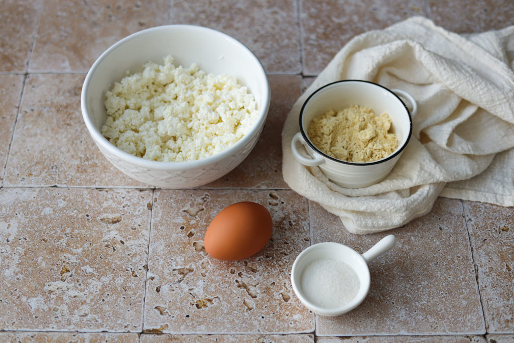 Papanasi moldovenesti (Sirniki) ingrediente
