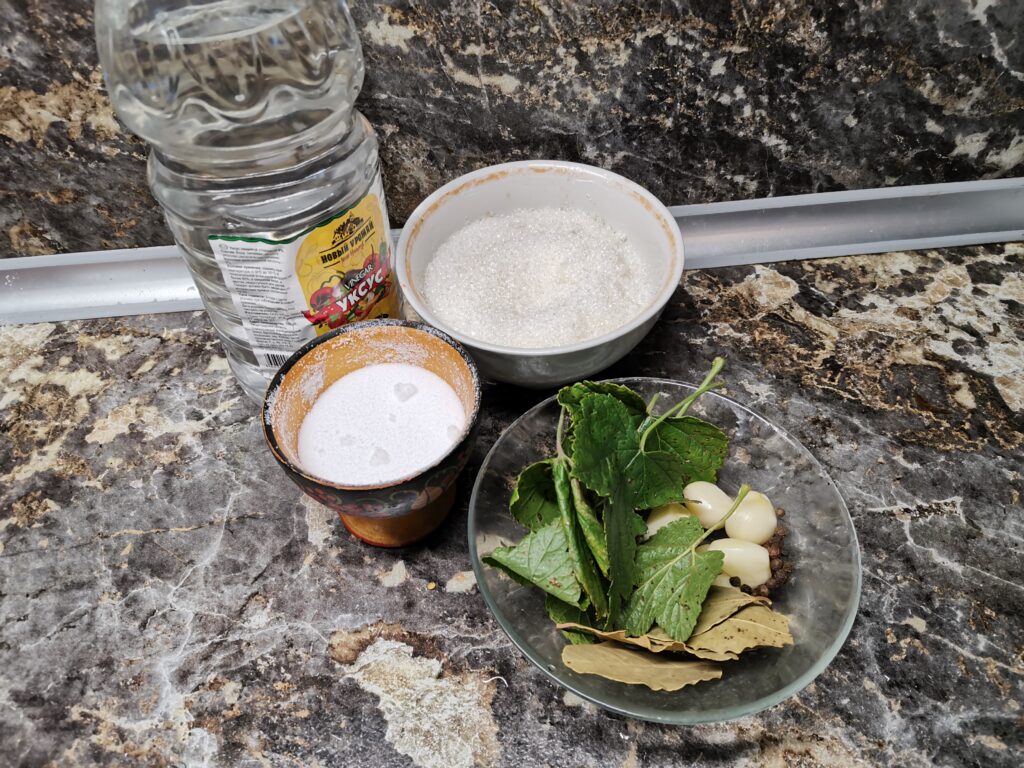 Castraveti murati in saramura la borcan ingrediente