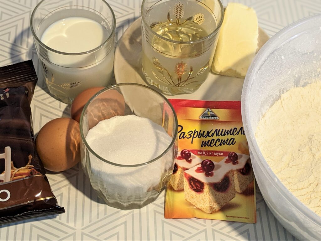 Tort in straturi cu coacaze si nuci ingrediente