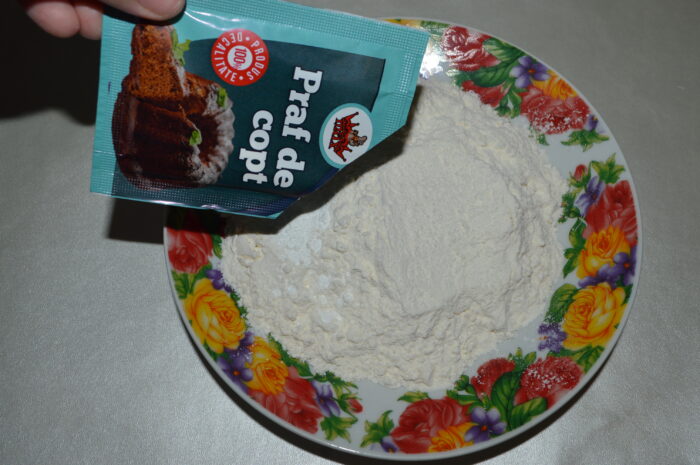 Amestecati faina cu praful de copt
