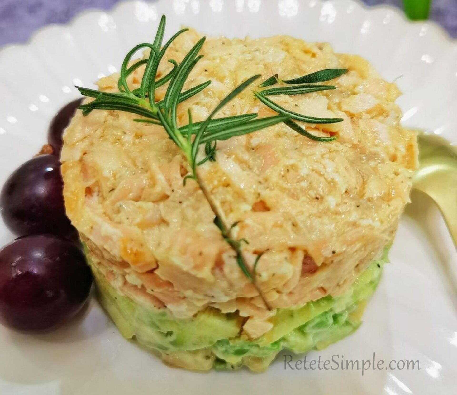 Tartar de somon cu avocado poza