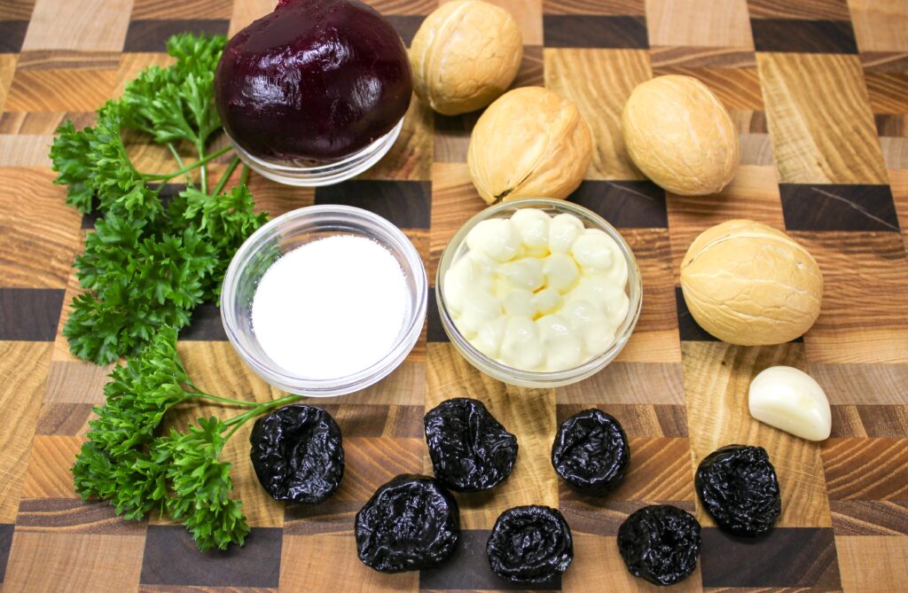 Salata de sfecla rosie cu nuci si prune uscate