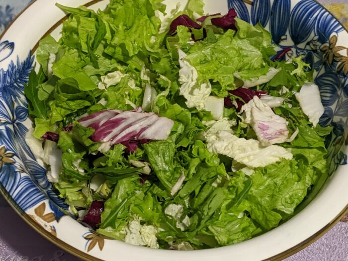 Rupeți frunzele de salată