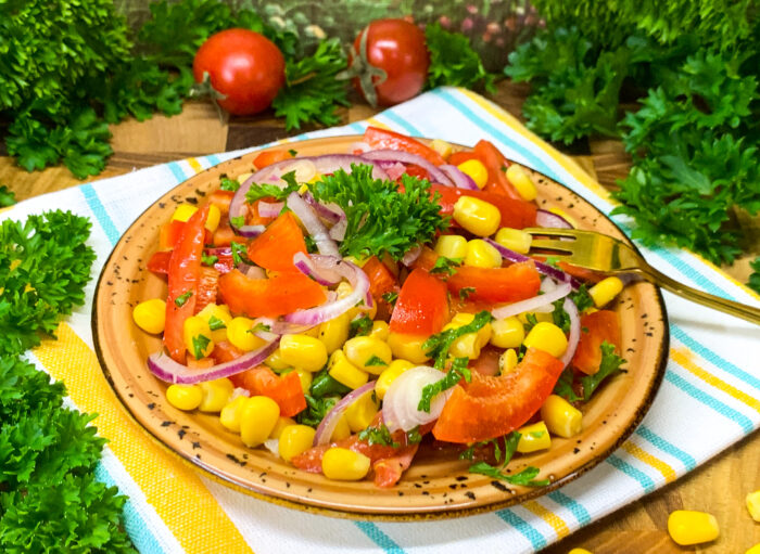 Salata de porumb cu rosii si ardei dulce