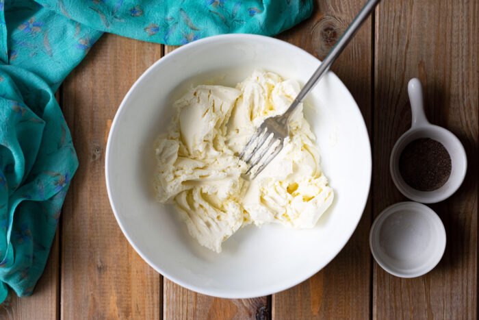 Puneți crema de brânză