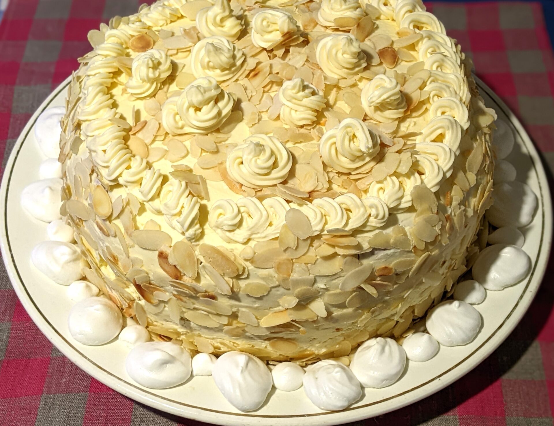 Tort cu mousse de fructe tropicale