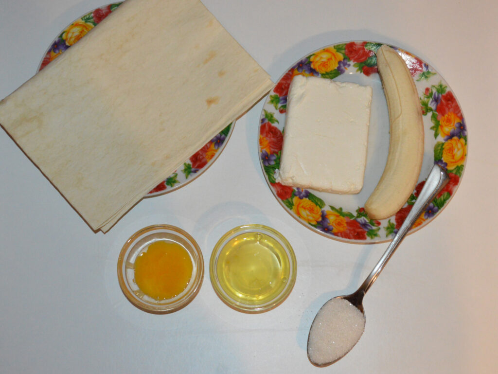 Rulada din lavas cu branza si banana