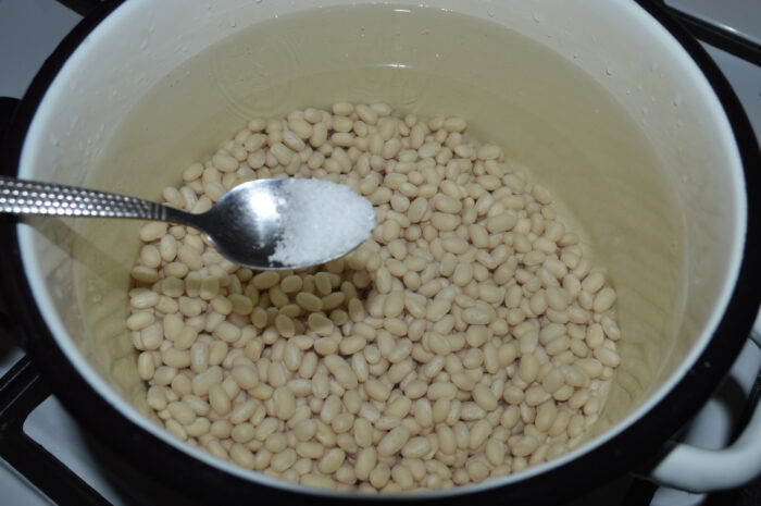 daugati o jumatate de lingurita de sare