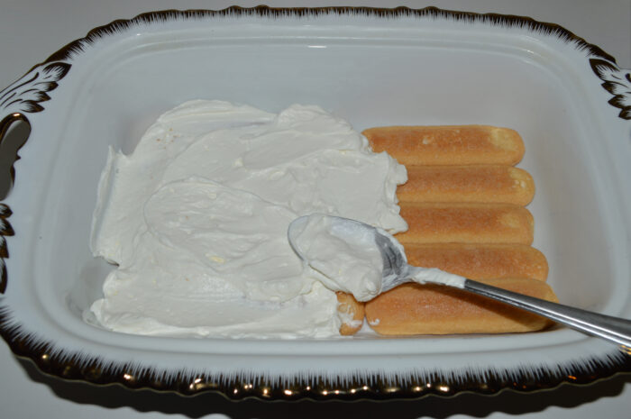 Ungeti primul strat de piscoturi