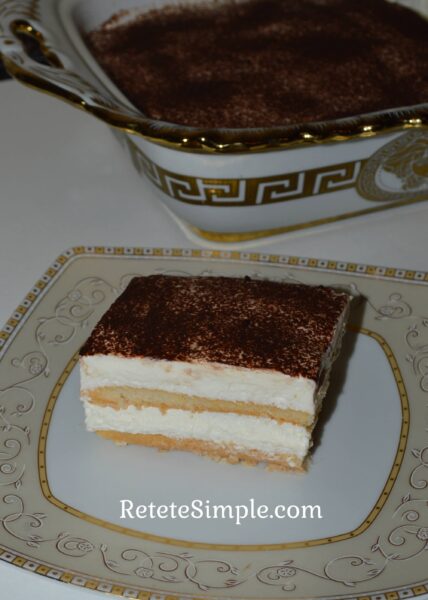 Tortul cu piscoturi si crema de frisca este gata